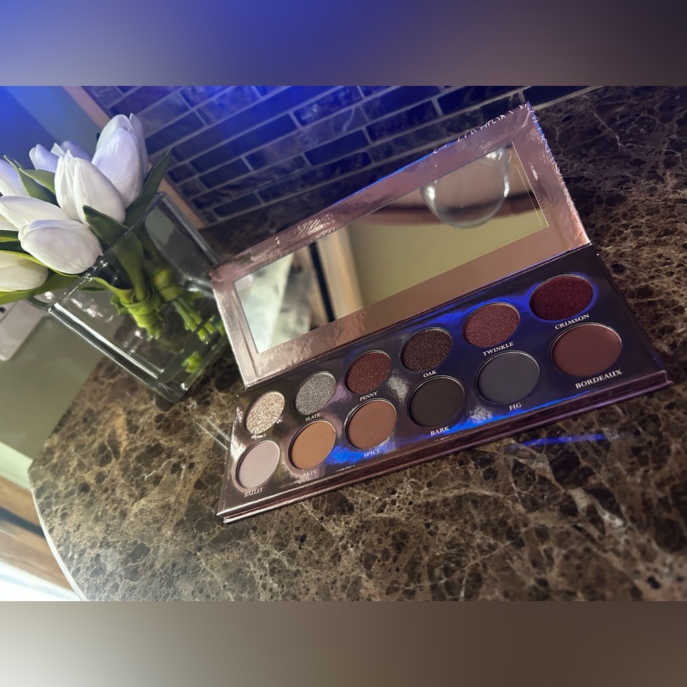 Girlactik Essential Eyeshadow Palette 12 Shades New in Box